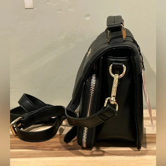 NWTS STEVE MADDEN BSAUL BLACK QUILTED CROSSBODY. MULTICOLORED LOGO STRAP. - Picture 10 of 10